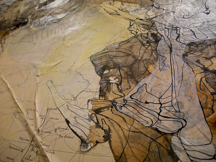 Barbara Lerch, Sans Titre - Détail. 100 x 100 x 1 cm (104 x 104 x 3 cm encadré), encres, café, acrylique et collages sur toile, 2017