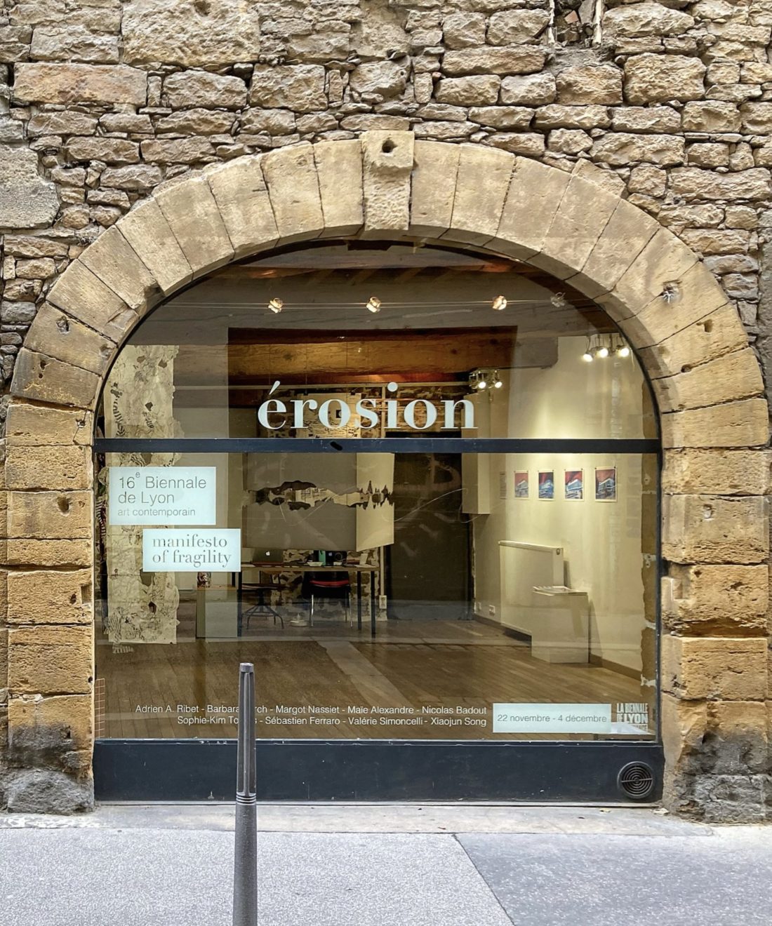 Photo vitrine de la galerie pour l'exposition collective "Erosion"