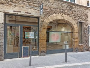 Vitrine de la galerie lors de l'exposition Hanami II